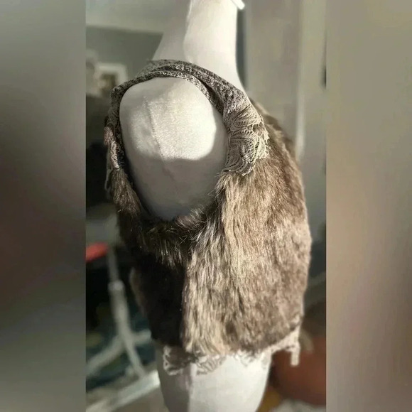 Gimmicks faux fur and lace vest - Picture 6 of 6